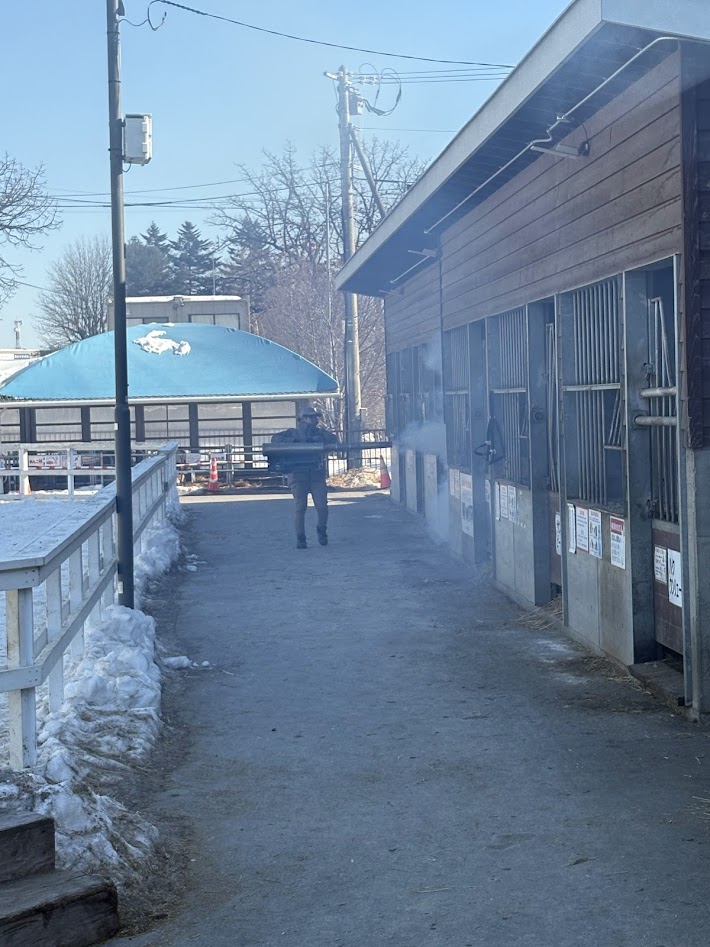 馬も人も安心！ふれあい広場の「プロ消毒」